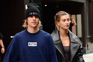 Hailey Bieber | Ο λόγος που απειλεί πως θα μηνύσει έναν πλαστικό χειρουργό