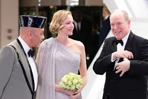 Charlene του Μονακό | Η ανοιξιάτικη εμφάνιση με σουέτ σακάκι στο τουρνουά Monaco Sevens