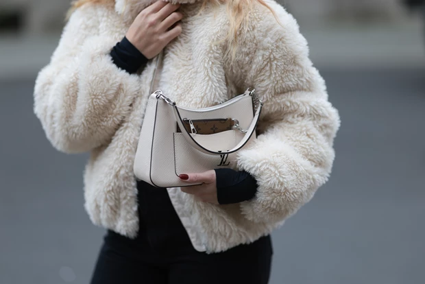 Λεπτομέρεια από street style look: τσάντα λευκή Louis Vuitton