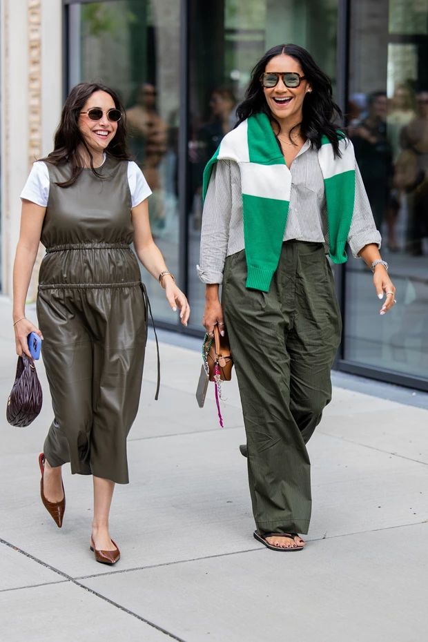 δερμάτινο φόρεμα street style