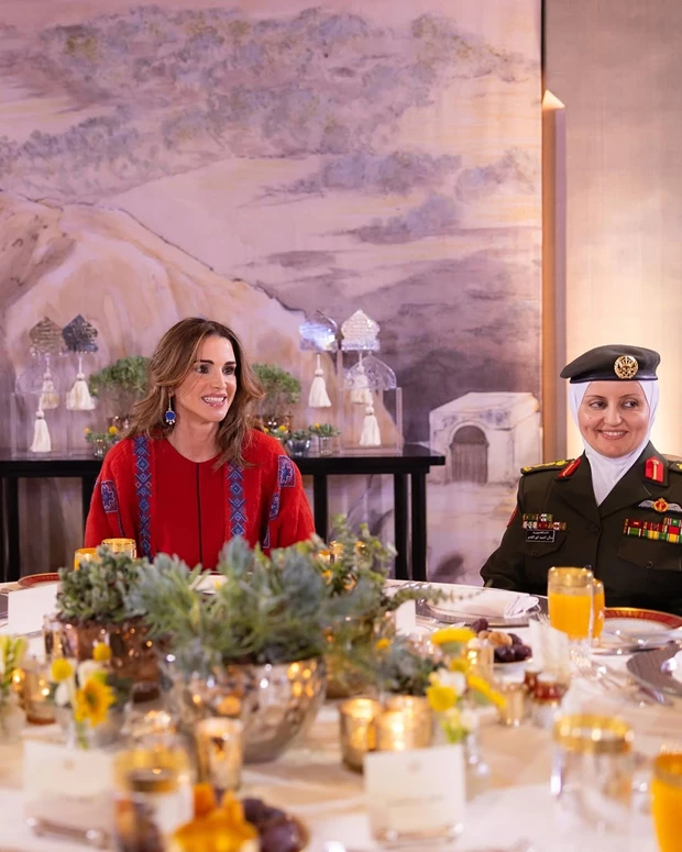 Βασίλισσα Ράνια | Πώς μέσα από μια λεπτομέρεια στην εμφάνισή της, τίμησε τις γυναίκες στο Αμμάν