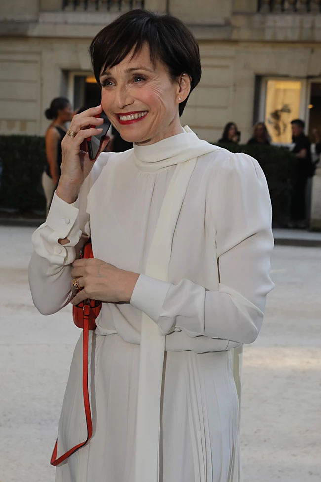 H Kristin Scott Thomas σκηνοθετεί τη Sienna Miller, την Scarlett Johansson και τον εαυτό της