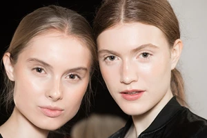 Η πιο αποτελεσματική 5λεπτη skincare ρουτίνα για πολυάσχολες γυναίκες