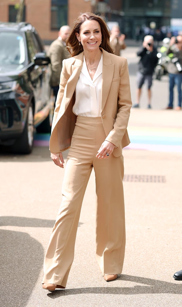 Η Kate Middleton με μπεζ κοστούμι Roland Mouret και wide-leg παντελόνι σε επίσημη εμφάνιση, επιλέγοντας γήινες αποχρώσεις αντί για το κλασικό μαύρο.