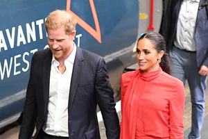 Meghan Markle – Πρίγκιπας Harry | Μετά το νέο πορτρέτο του Καρόλου και του William δημοσίευσαν δύο φωτογραφίες τους που κρατιούνται σφιχτά από το χέρι
