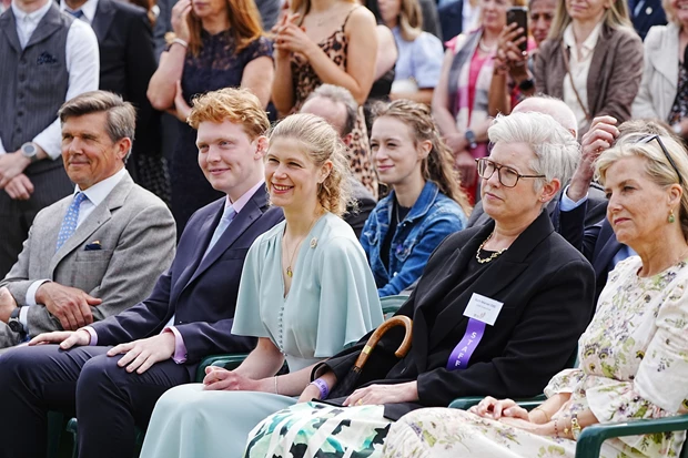 Η Lady Louise Windsor έχοντας στο πλευρό της τον σύντροφό της Felix da Silva-Clamp,