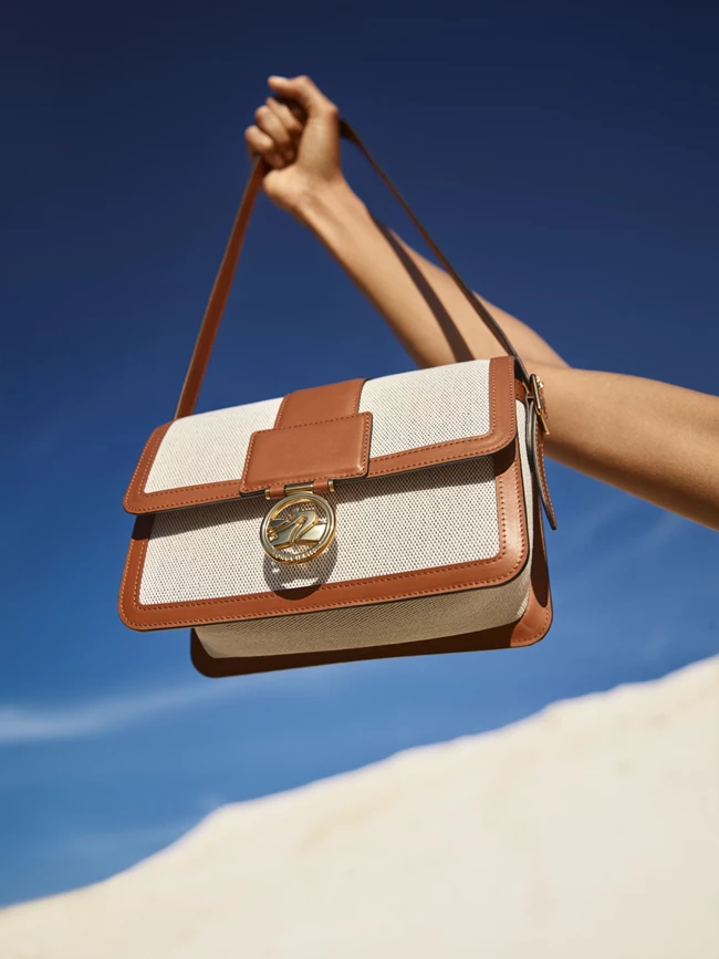 Το Glamping εμπνέει τη νέα συλλογή της Longchamp | Οι it bags που θα καθορίσουν το στυλ της σεζόν