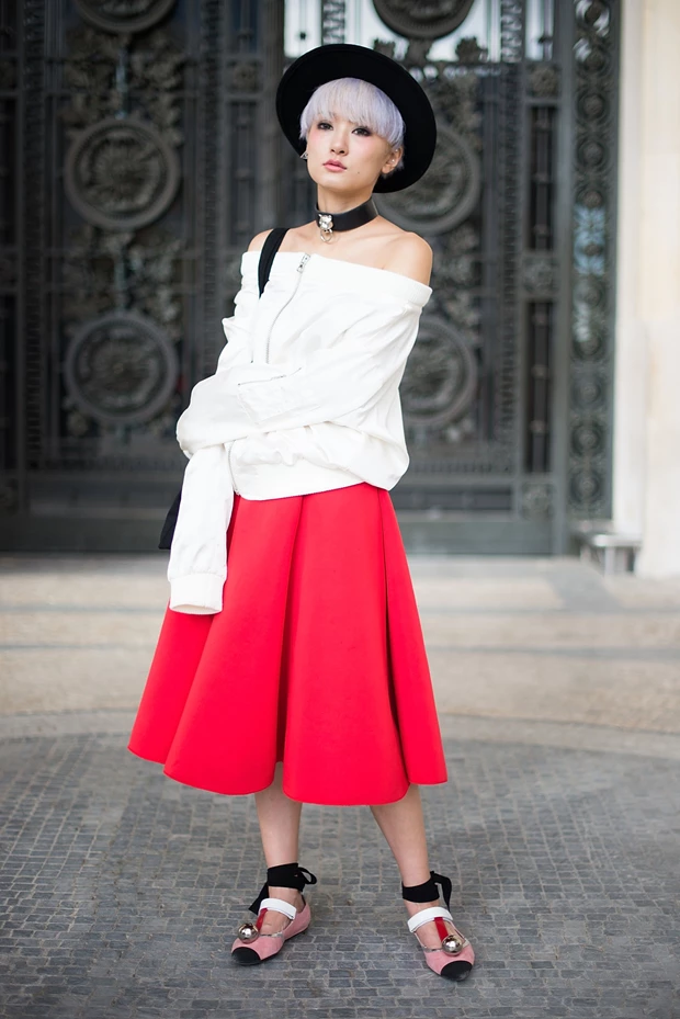 2016 Τάσεις Μόδας: Γυναίκα φοράει off the shoulder top, κόκκινη φούστα και τσόκερ.