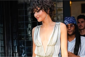 Από τη Zendaya στη Αnne Hathaway | Τα φορέματα αρχαιοελληνικού στιλ ξαναγίνονται μόδα
