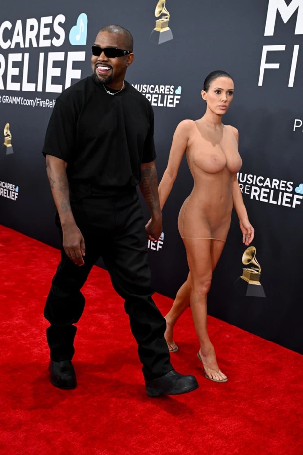 Έπιπλα με γυναικεία σώματα; Η Bianca Censori διχάζει ξανά σε νέα της έκθεση στη Σεούλ