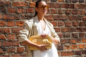 To butter yellow τζιν που δεν ξέραμε ότι χρειαζόμασταν - μέχρι που το είδαμε στη συλλογή Cos!