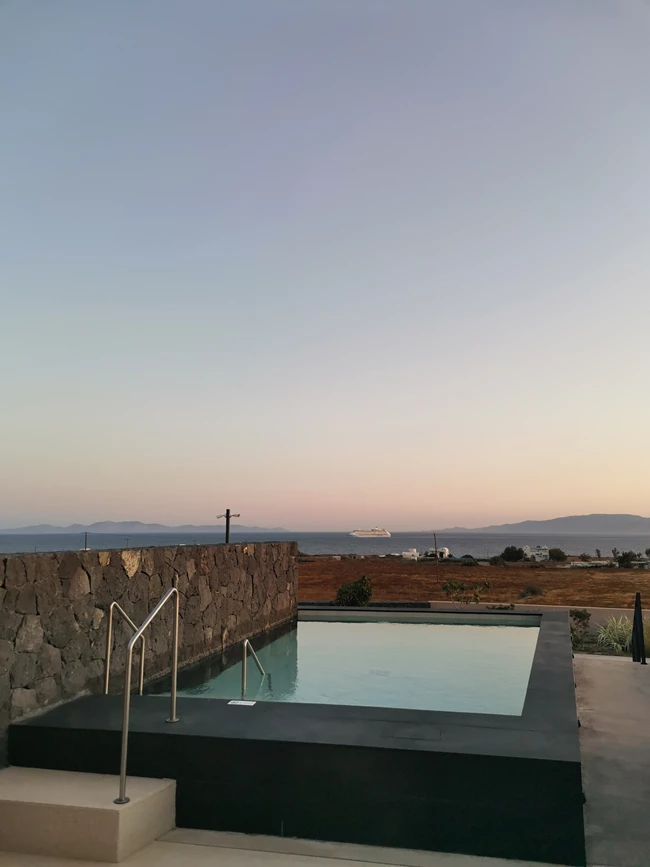 Η ευεργετική ενέργεια της Σαντορίνης | Ουσιαστική χαλάρωση με θέα το ηλιοβασίλεμα σε έναν νέο retreat προορισμό