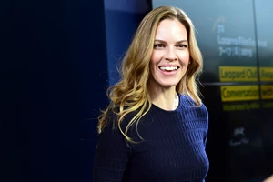 Hilary Swank: "Όταν ήμουν μικρή, ζούσα με τη μητέρα μου σε ένα αυτοκίνητο"