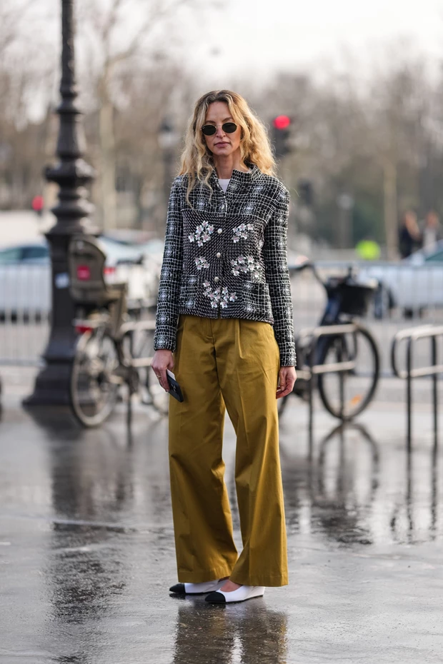 Συνδυασμός με χακί παντελόνι φαρδύ και κομψό τουίντ σακάκι.