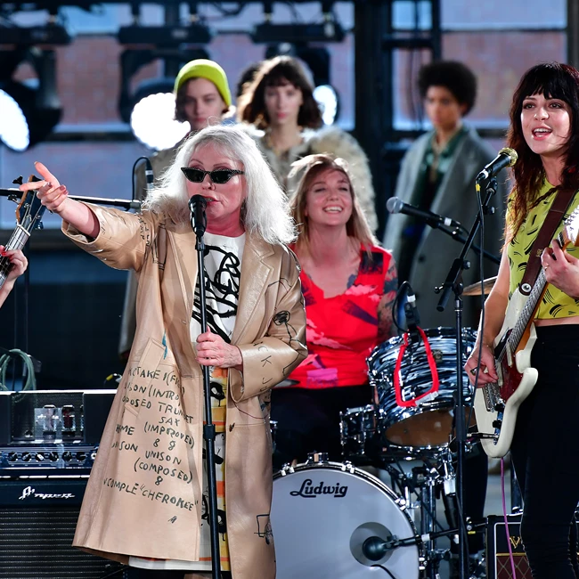 Kate Moss | Η εμφάνιση με το must πανωφόρι της σεζόν και το statement της συγκεκριμένης επιλογής