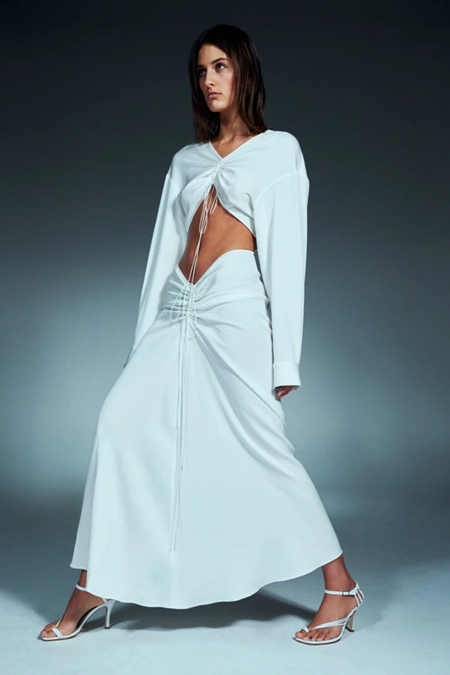 H Hailey Bieber φόρεσε την τάση του φετινού καλοκαιριού