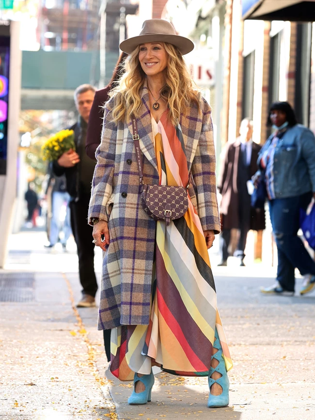 "Δεν είναι κομψή πια" | Οι αντιδράσεις στα social media για το νέο look της Carrie στο 'And Just Like That'