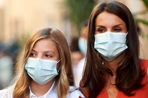 Βασίλισσα Ράνια | Με ένα κομψό μονοχρωματικό σύνολο που προσφέρει έμπνευση