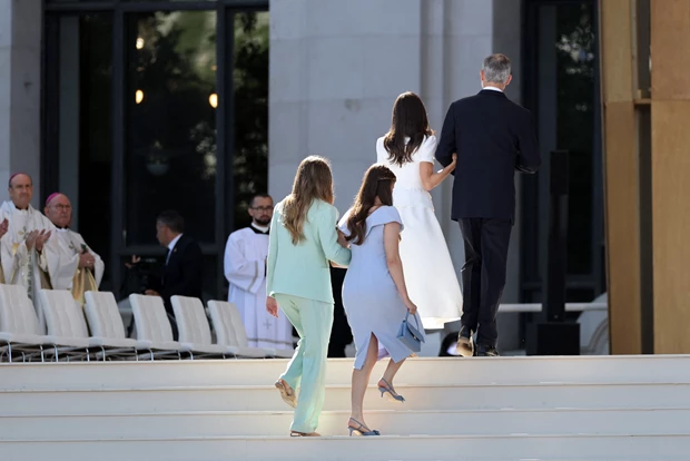 Leonor & Sofia συνάντηση με πάπα Μαδρίτη παστέλ
