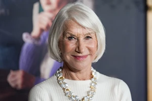 Helen Mirren: "Είμαι ζωντανή. Σταματήστε να χρησιμοποιείτε αυτές τις φρικτές ετικέτες για μένα"