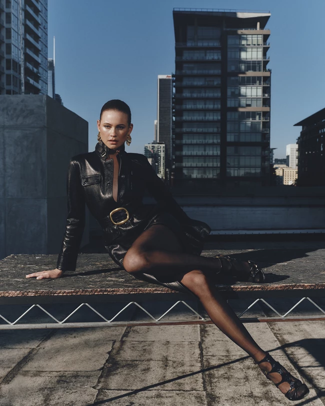 Η Behati Prinsloo φωτογραφίζεται αποκλειστικά για το Harper’s Bazaar Greece