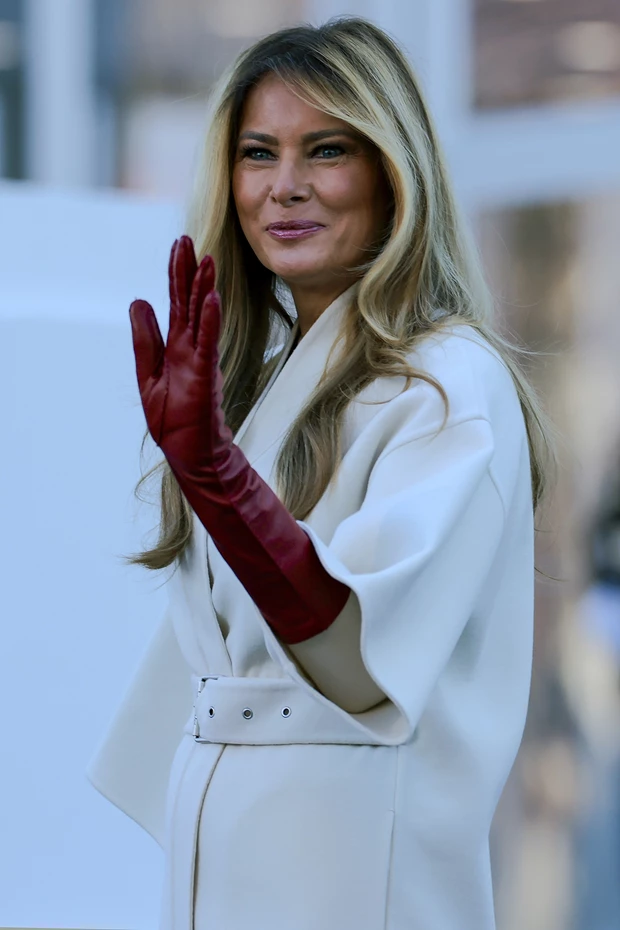 Η Melania Trump έφερε τα Χριστούγεννα στον Λευκό Οίκο με κομψό παλτό Dior και καρό γόβες