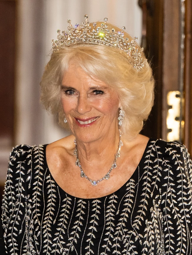 Καμίλα | Με μία εντυπωσιακή τιάρα της εκλιπούσας βασίλισσας Ελισάβετ σε βραδινή εκδήλωση