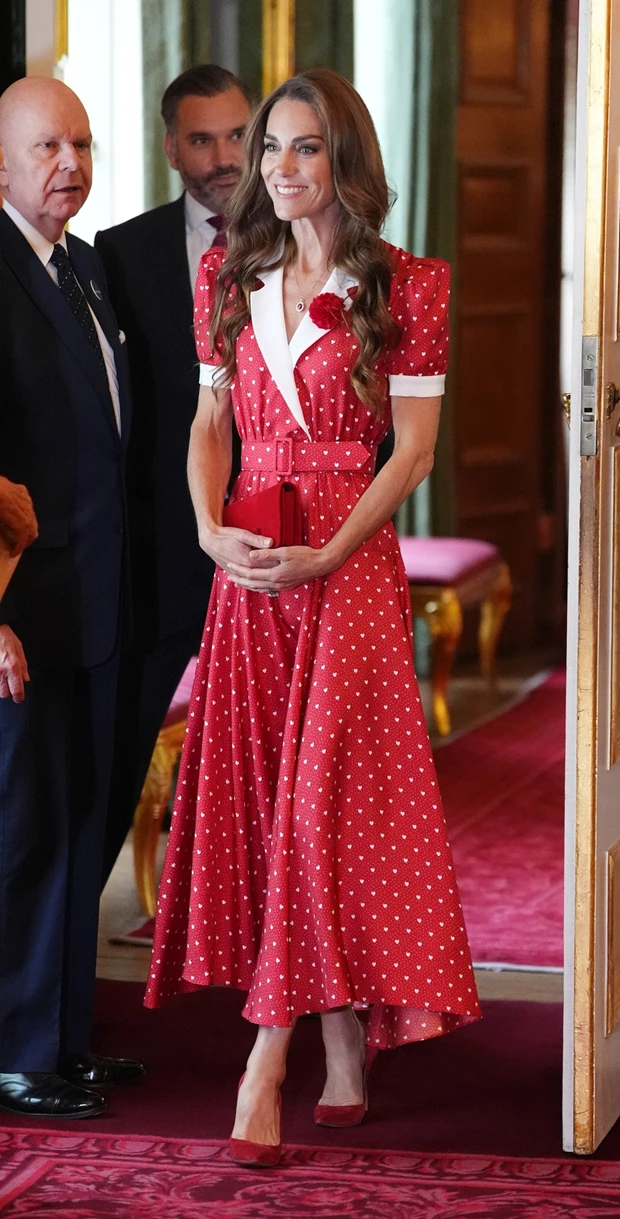 Το φόρεμα της Kate Middleton που επιβεβαιώνει μία από τις μεγάλες τάσεις του καλοκαιριού (και τιμά την Diana)
