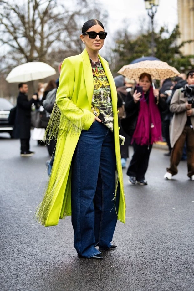 lime πράσινο παλτό με τζιν και έντονα χρώματα color blocking street style
