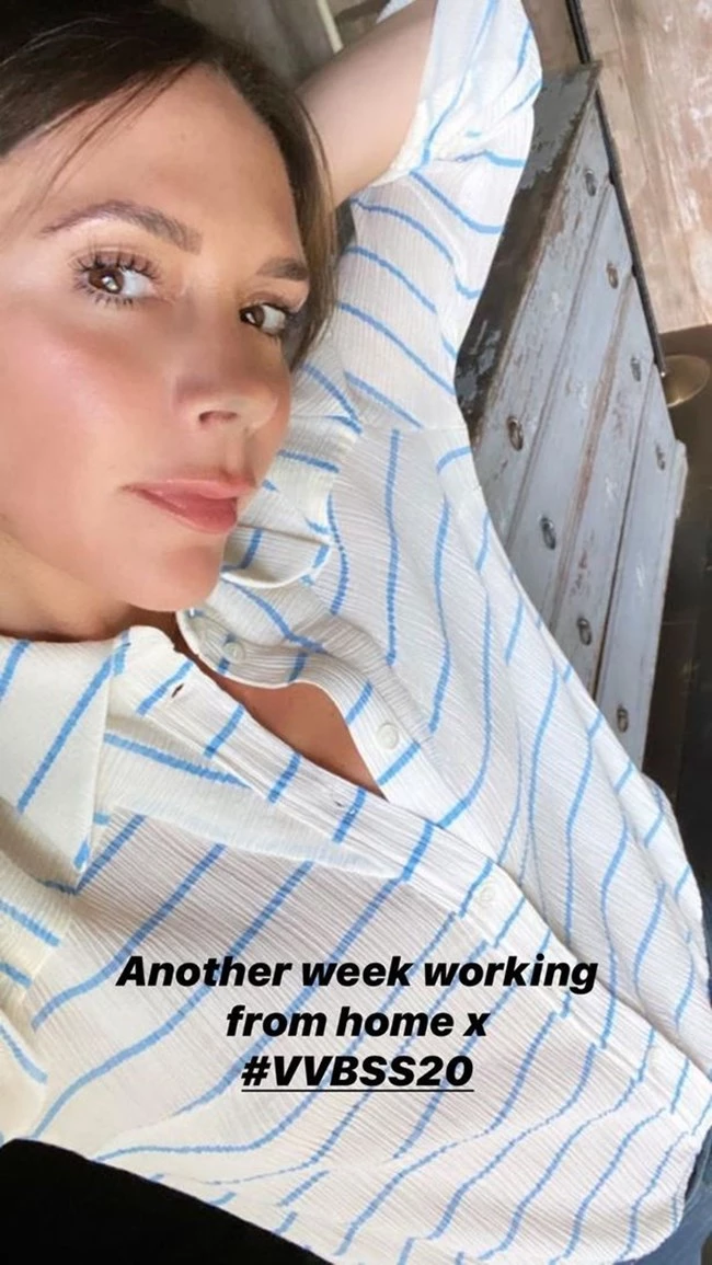 Victoria Beckham | Κομψή στο σπίτι με το απόλυτο work from home outfit