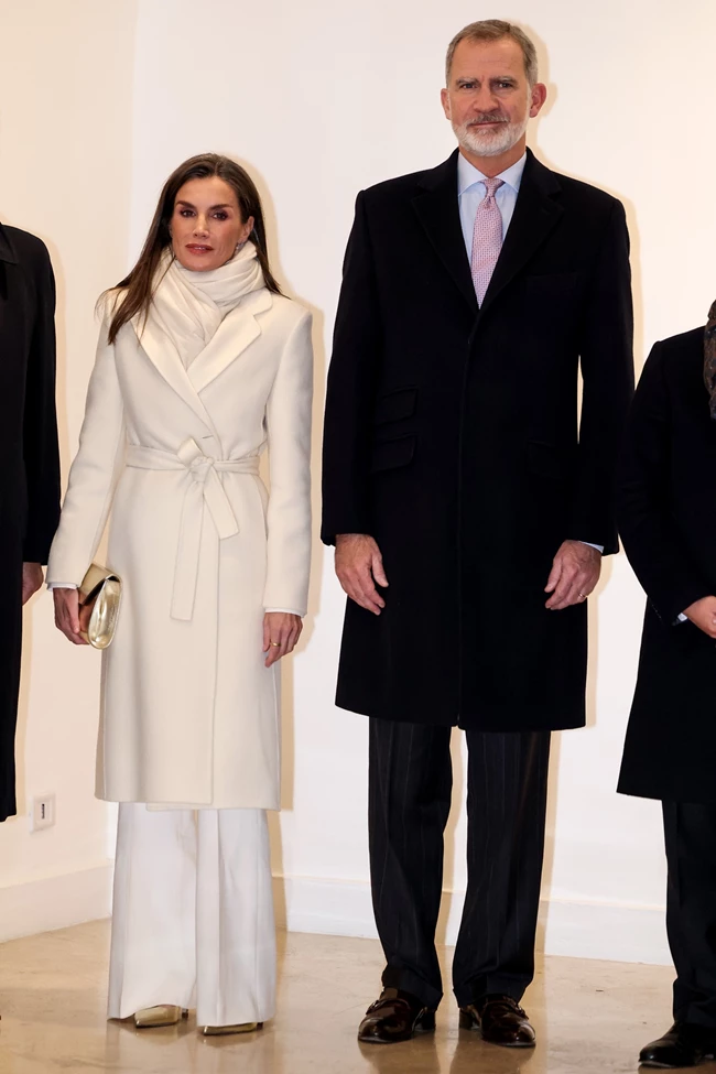 Βασίλισσα Letizia | Η κομψή άφιξη στη Ρώμη με λευκό σύνολο