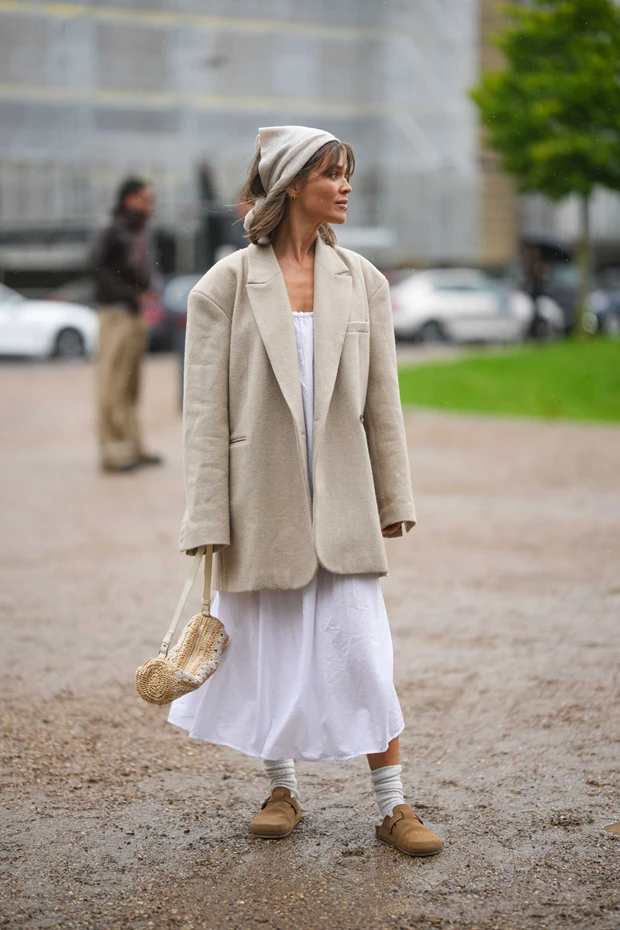 STREET STYLE LOOK ΚΟΠΕΓΧΑΓΗ: Καλοκαιρινό φόρεμα με σακάκι και loafers