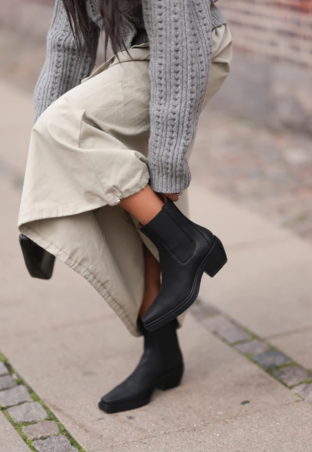 Λεπτομέρεια από χειμωνιάτικες μπότες Chelsea.