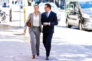 Βασιλική οικογένεια Σουηδίας | Τα νέα πορτρέτα και οι εντυπωσιακές τιάρες που φόρεσαν οι πριγκίπισσες