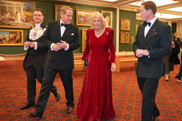 Βασίλισσα Καμίλα | Με κατακόκκινο βελούδινο φόρεμα που φωνάζει "Χριστούγεννα" σε δεξίωση στο Λονδίνο