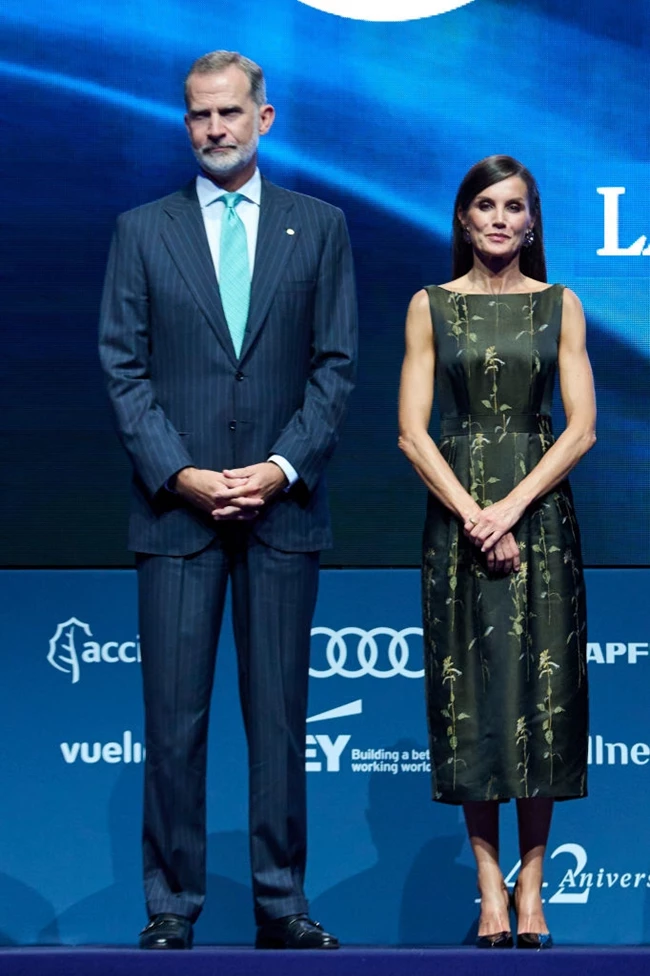 Chic in black | Η βασίλισσα Letizia συνόδευσε τον βασιλιά Felipe σε τελετή βραβείων