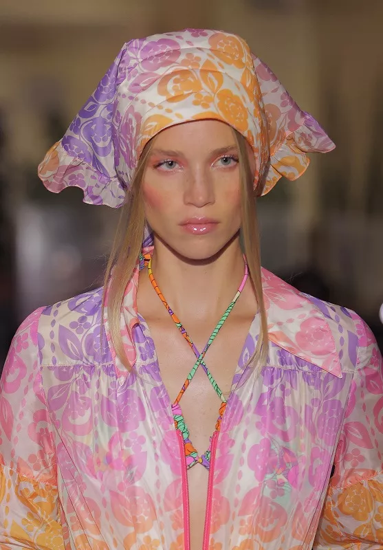 Με βολάν στο τελείωμα