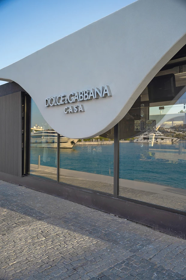 Η εντυπωσιακή πρόσοψη του καταστήματος Dolce & Gabbana Casa στη Μαρίνα Βουλιαγμένης.