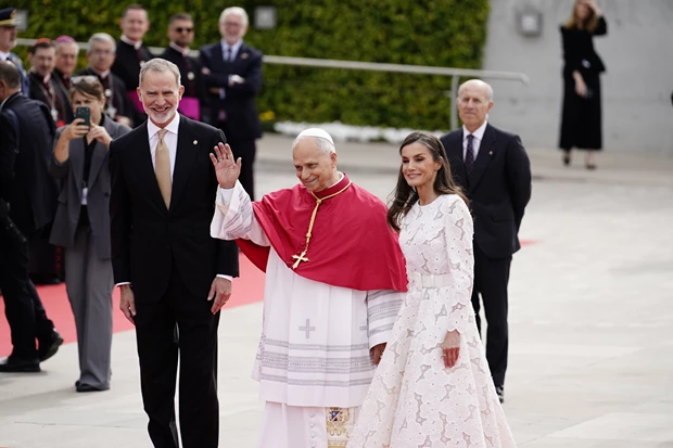 Η Letizia και ο Felipe συνοδεύουν τον Πάπα Leo XIV στην επίσημη υποδοχή.