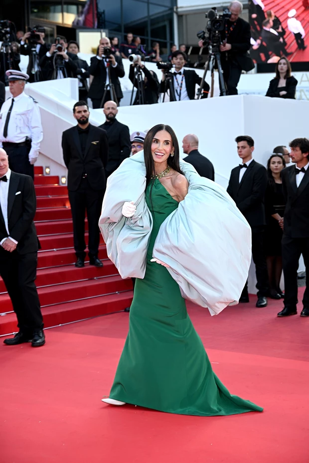 Η Demi Moore με πράσινο φόρεμα στο κόκκινο χαλί
