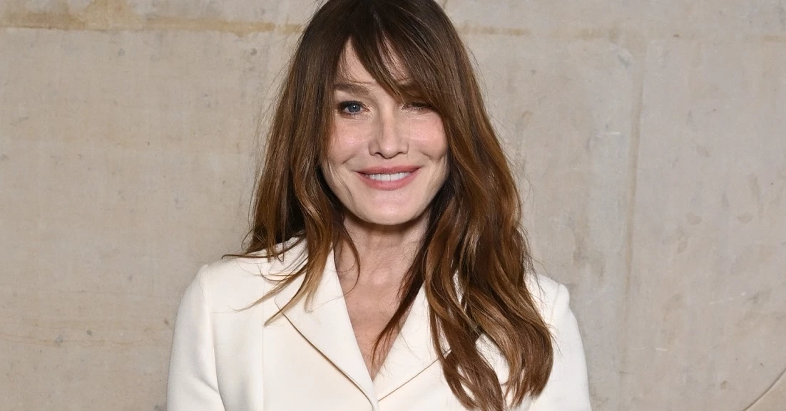 H Carla Bruni αναβίωσε ένα look του 2008 στο Παρίσι
