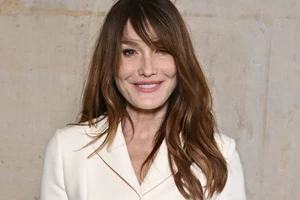 H Carla Bruni αναβίωσε ένα look του 2008 στο Παρίσι