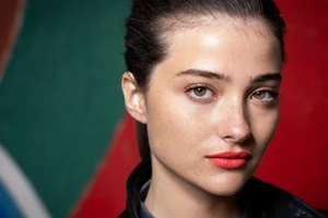 3 τρόποι να αποκτήσετε μακριές και πυκνές βλεφαρίδες μετά τα 50