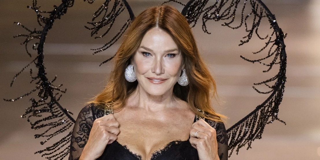 Fashionistas over 50 | Η λεπτομέρεια στις γιορτινές εμφανίσεις τους που "κρύβει" χρόνια από το πρόσωπο