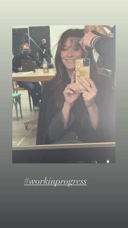 Η Carla Bruni υιοθέτησε το πιο κομψό γαλλικό κούρεμα