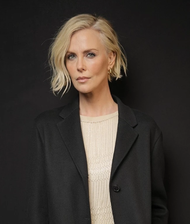 Charlize Theron | Η αλλαγή στο χρώμα των μαλλιών της που "φώτισε" το πρόσωπό της