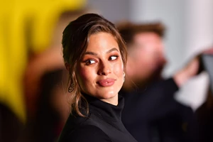 Η Ashley Graham δείχνει τις ραγάδες της στην πιο body positive φωτογραφία της ημέρας