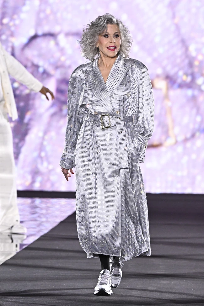 Jane Fonda | Περπάτησε στο Le Défilé της L'Oréal Paris με τα πιο cool sneakers