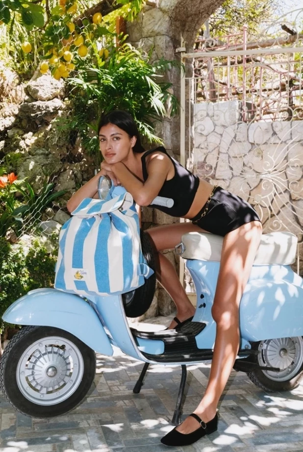 Η νέα capsule συλλογή με τσάντες και αξεσουάρ της Carpisa εμπνέεται από το Κάπρι