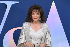 Joan Collins | Για ποιον λόγο έχει νευριάσει με τον Harry Styles
